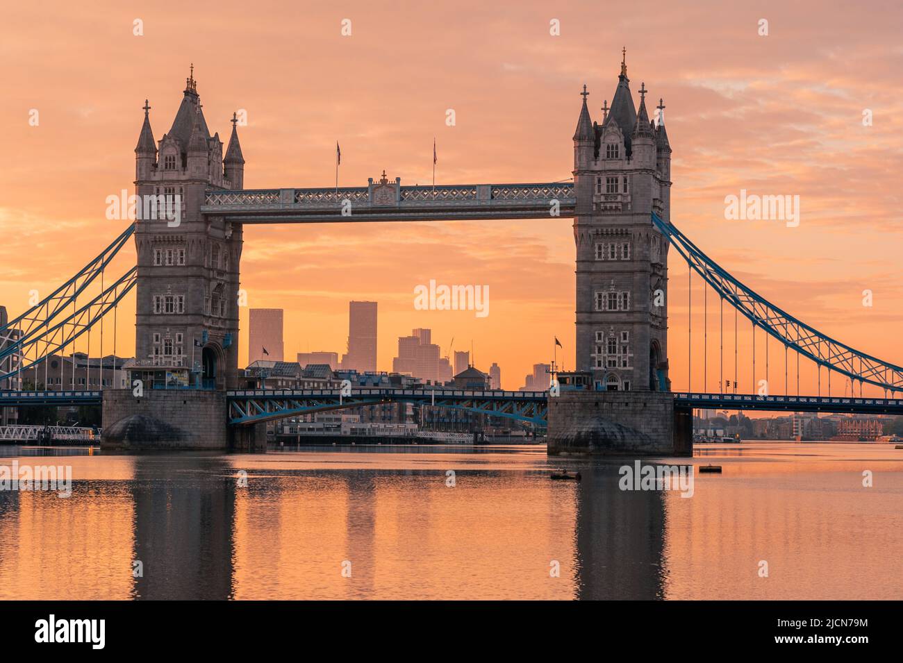 Le légendaire Tower Bridge historique de Londres au crépuscule Banque D'Images