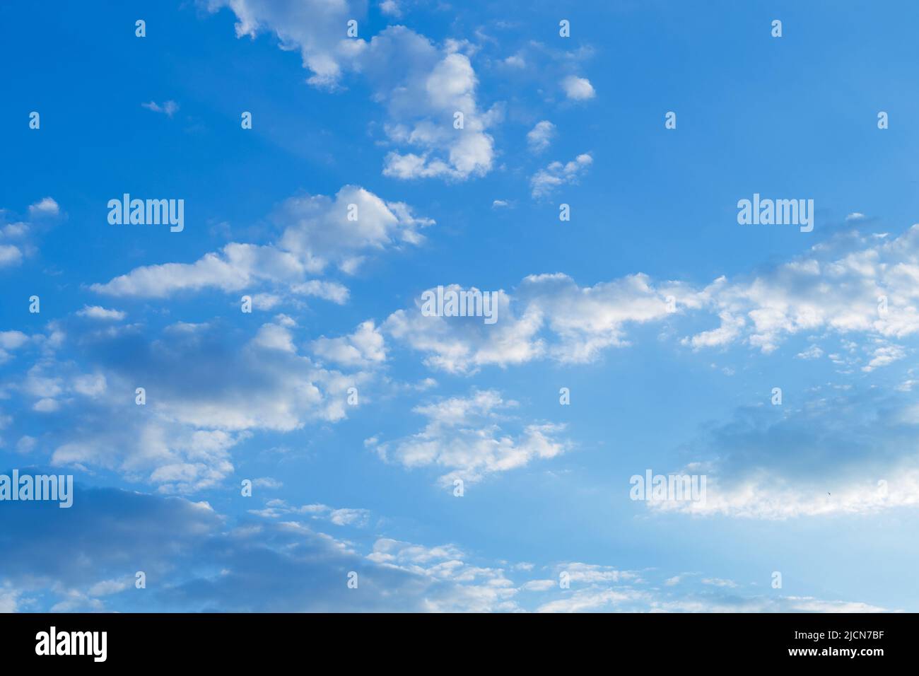 Ciel bleu d'été avec nuages blancs de beauté. Banque D'Images