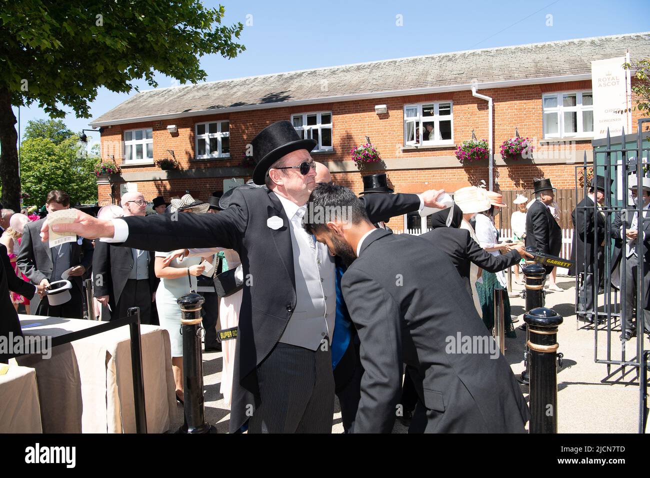 Ascot, Berkshire, Royaume-Uni. 14th juin 2022. Un homme est frissgé par la sécurité avant d'entrer dans Royal Ascot. Crédit : Maureen McLean/Alay Live News Banque D'Images