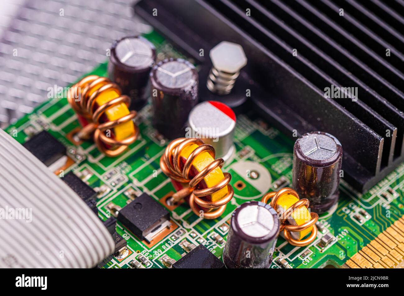 circuit électronique et ailette de refroidissement au niveau de la carte vidéo de l'ordinateur, macro gros plan Banque D'Images