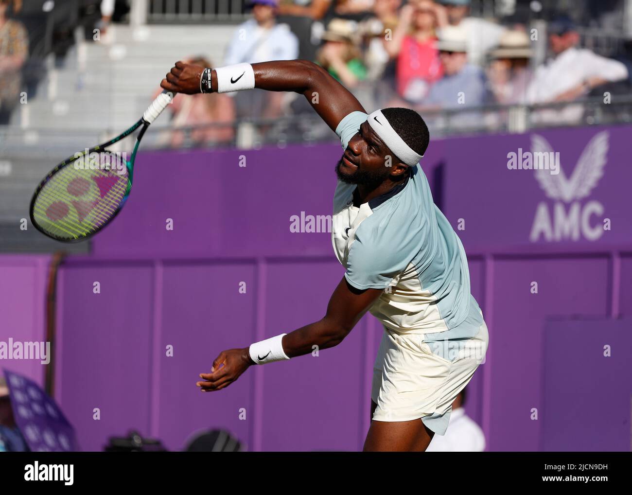 14th juin 2022 ; Queens Club, West Kensington, Londres, Angleterre ; Cinch Queens Club ATP Tour série 500 Tournoi de tennis de pelouse; Frances Tiafoe (USA) sert Banque D'Images