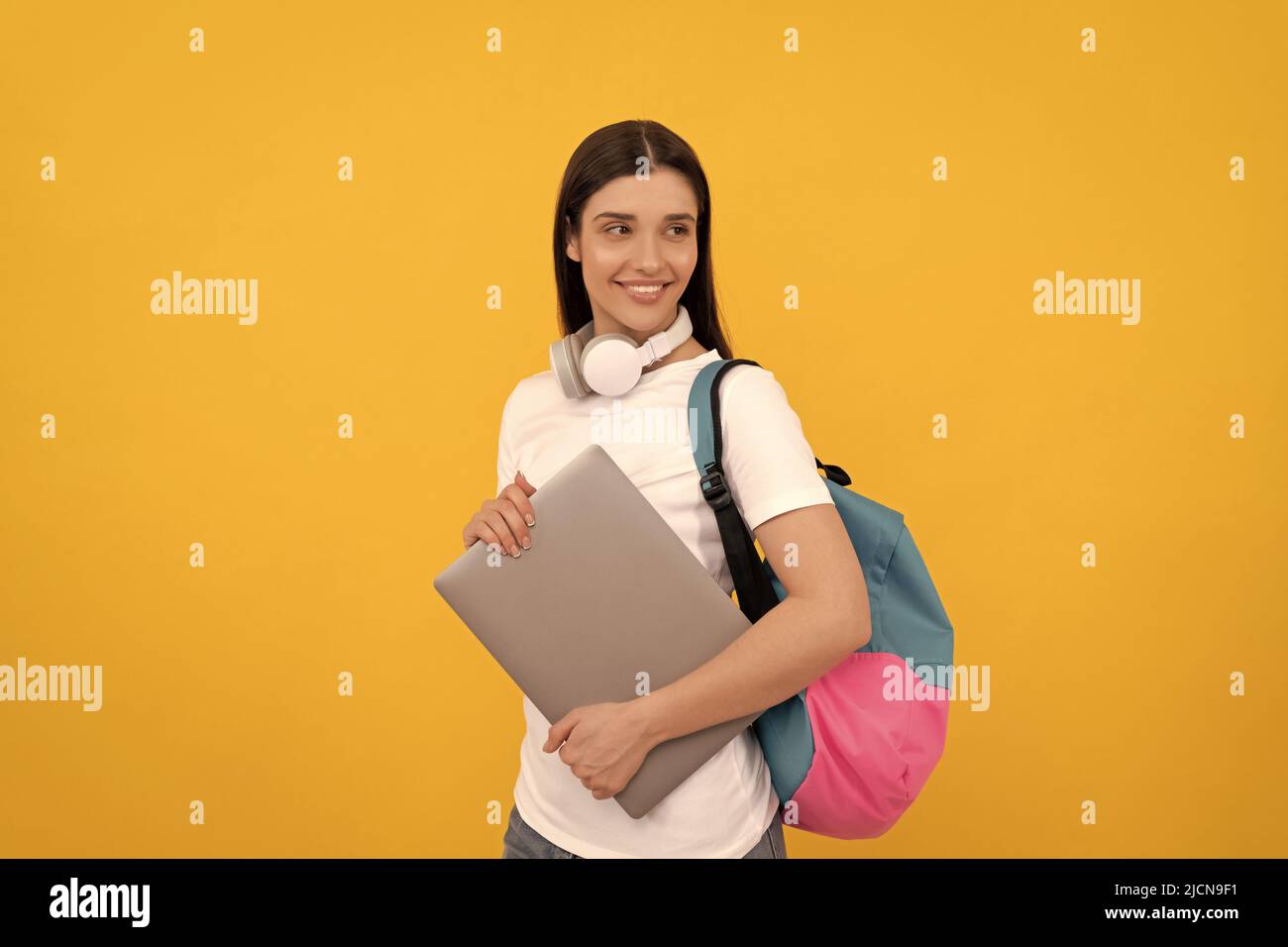 fille souriante avec sac à dos et casque. séminaire en ligne pour l'éducation moderne. Banque D'Images