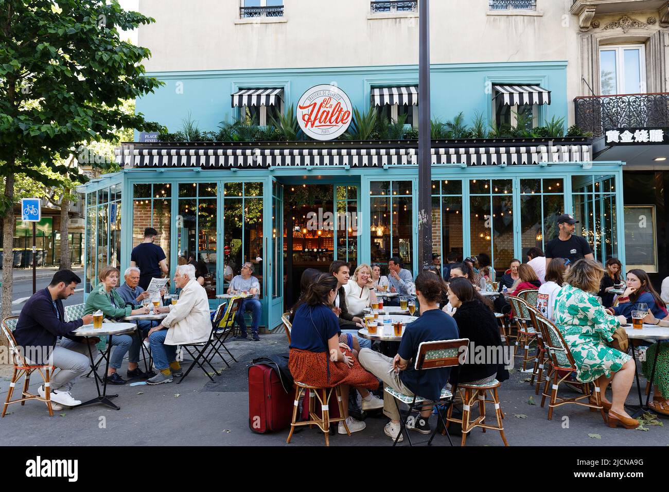 Le café traditionnel français la Halte est situé sur le boulevard Vincent Auriol dans le 13th arrondissement de Paris. Banque D'Images
