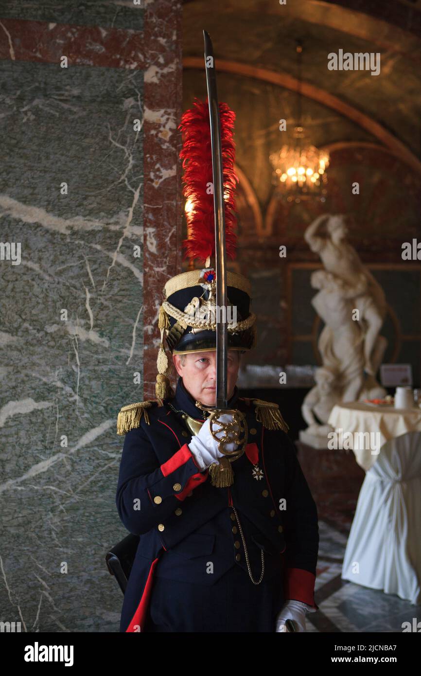 Un officier français présente son sabre en hommage à la reconstitution historique de la Duchesse du bal de Richmond (15 juin 1815) à Bruxelles, Belgique Banque D'Images