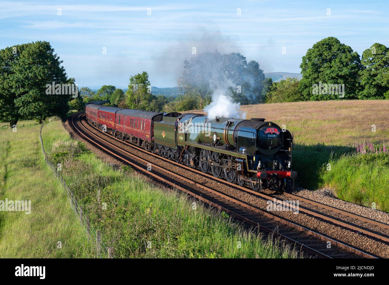 Merchant Navy Pacific 4-6-2 classe 35018 « British India Line » dirige le chemin de fer Dalesman qui prend le chemin de fer Settle & Carlisle lorsqu'il s'orde Wilpshire Bank. 14th juin 2022. Banque D'Images