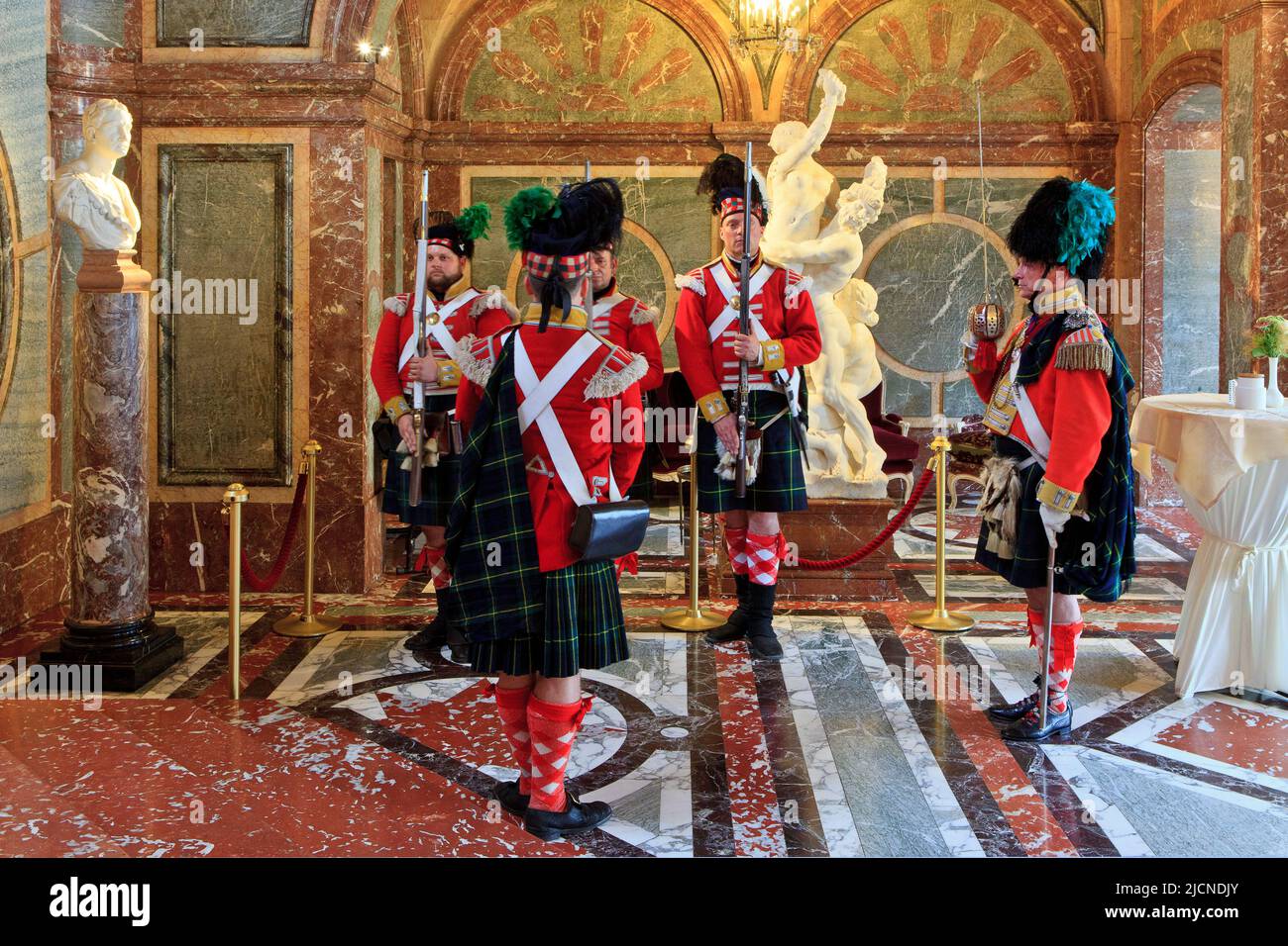 Soldats du 92nd (Gordon Highlanders) Regiment de pied à la Duchesse de Richmond's ball au Palais Egmont à Bruxelles, Belgique Banque D'Images