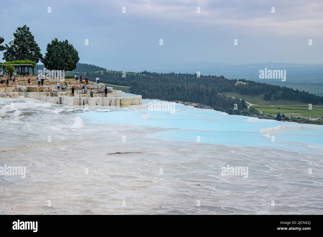 Piscines thermales d'eau de source sur les terrasses de travertin. Pamukkale, Türkiye. Banque D'Images