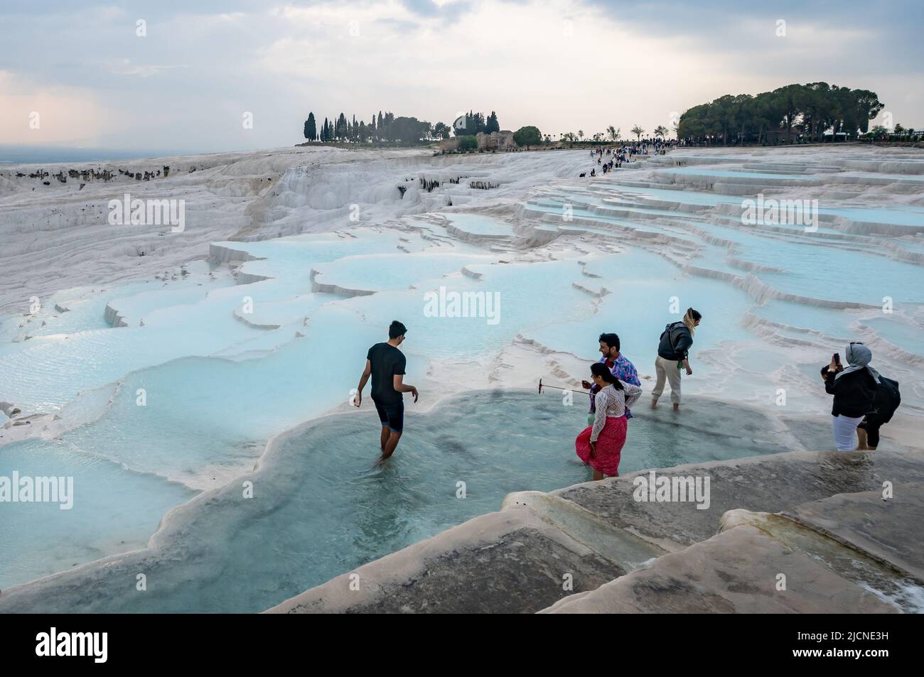 Les touristes apprécient les piscines thermales des terrasses de travertin. Pamukkale, Türkiye. Banque D'Images