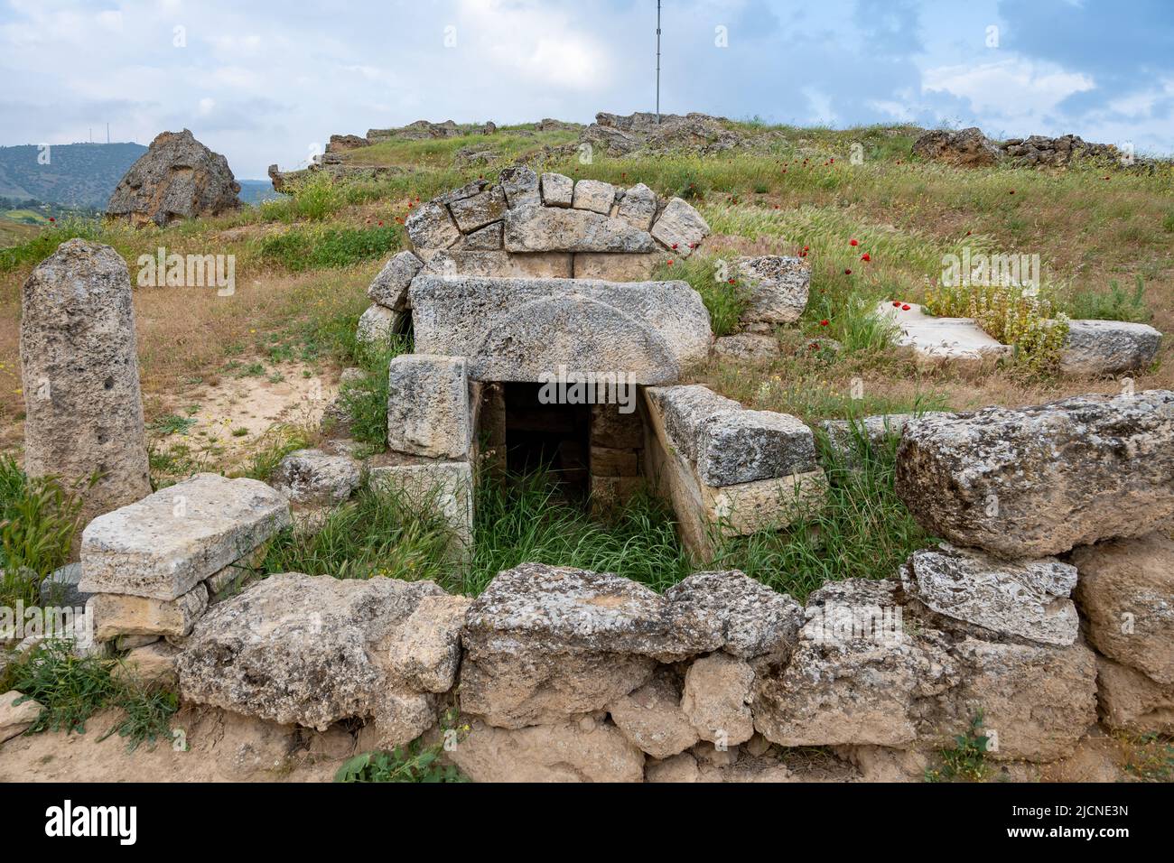 Blocs de pierre d'une nécropole ancienne à Hiérapolis. Pamukkale, Türkiye. Banque D'Images