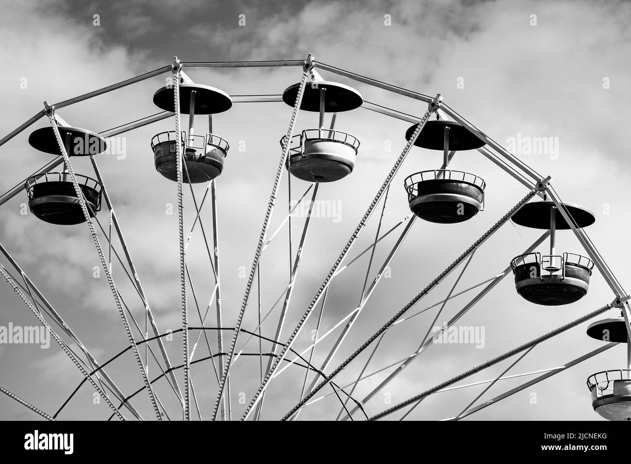 Roue Carousel Ferris avec cabines colorées. Attractions amusantes. Une gondole de carrousel isolée contre un ciel bleu. Conception du carrousel à roulettes Ferris. Banque D'Images