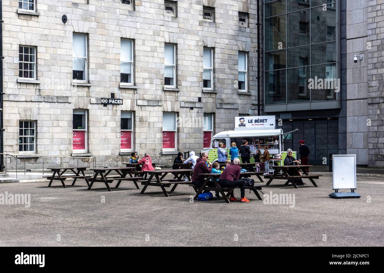 Les gens mangent dehors à Collins Barracks, Dublin, Irlande. Banque D'Images