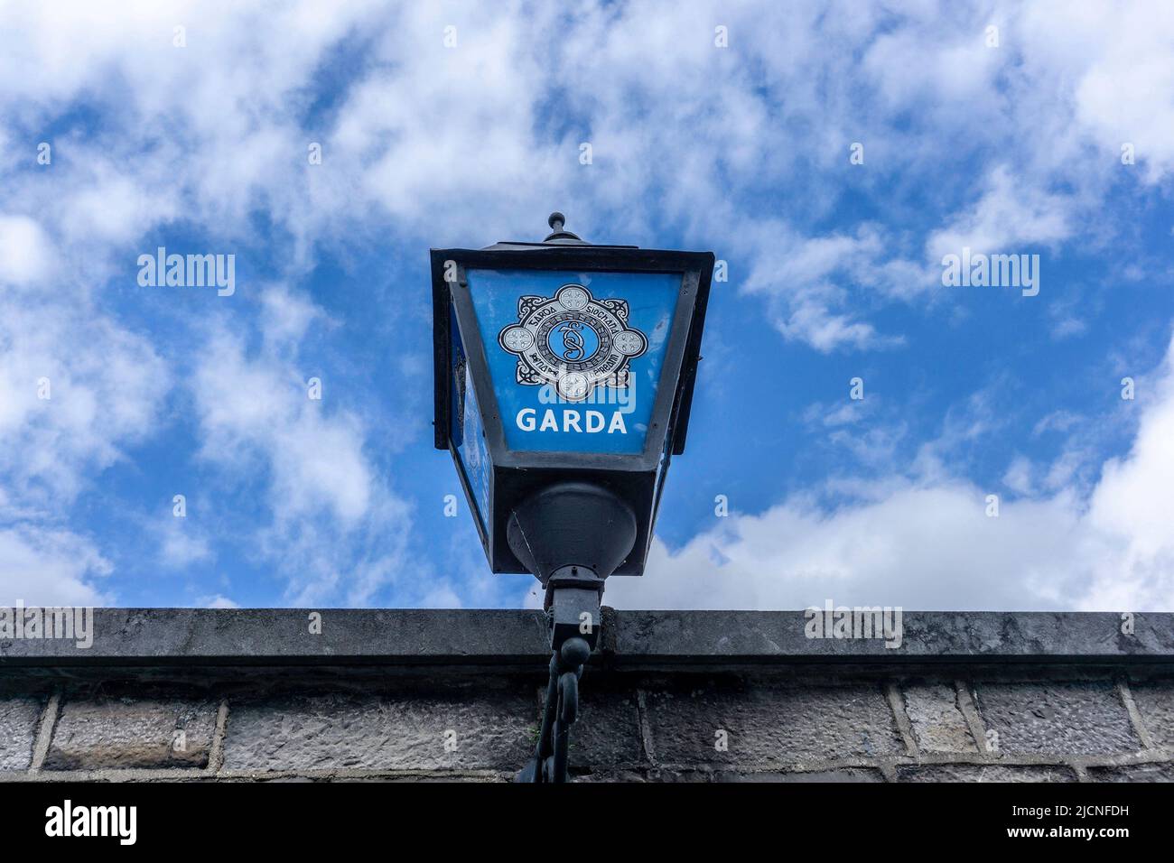 Le panneau Garda devant la gare de Kilmainham Garda. Banque D'Images