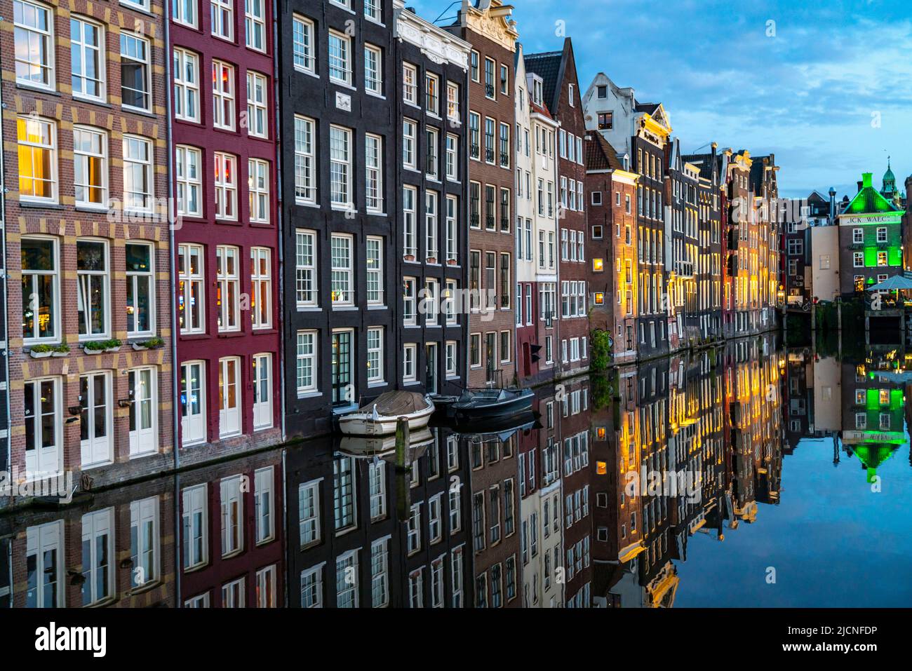 Maisons de canal sur le Damrak, dans le centre de la vieille ville d'Amsterdam, port, point de départ de nombreuses visites de canal, soirée, pays-Bas, Banque D'Images