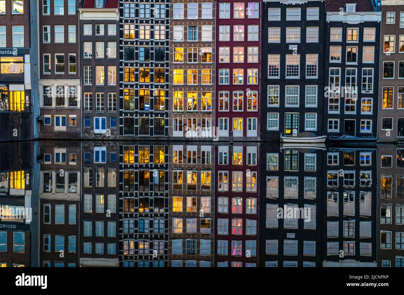 Maisons de canal sur le Damrak, dans le centre de la vieille ville d'Amsterdam, port, point de départ de nombreuses visites de canal, soirée, pays-Bas, Banque D'Images