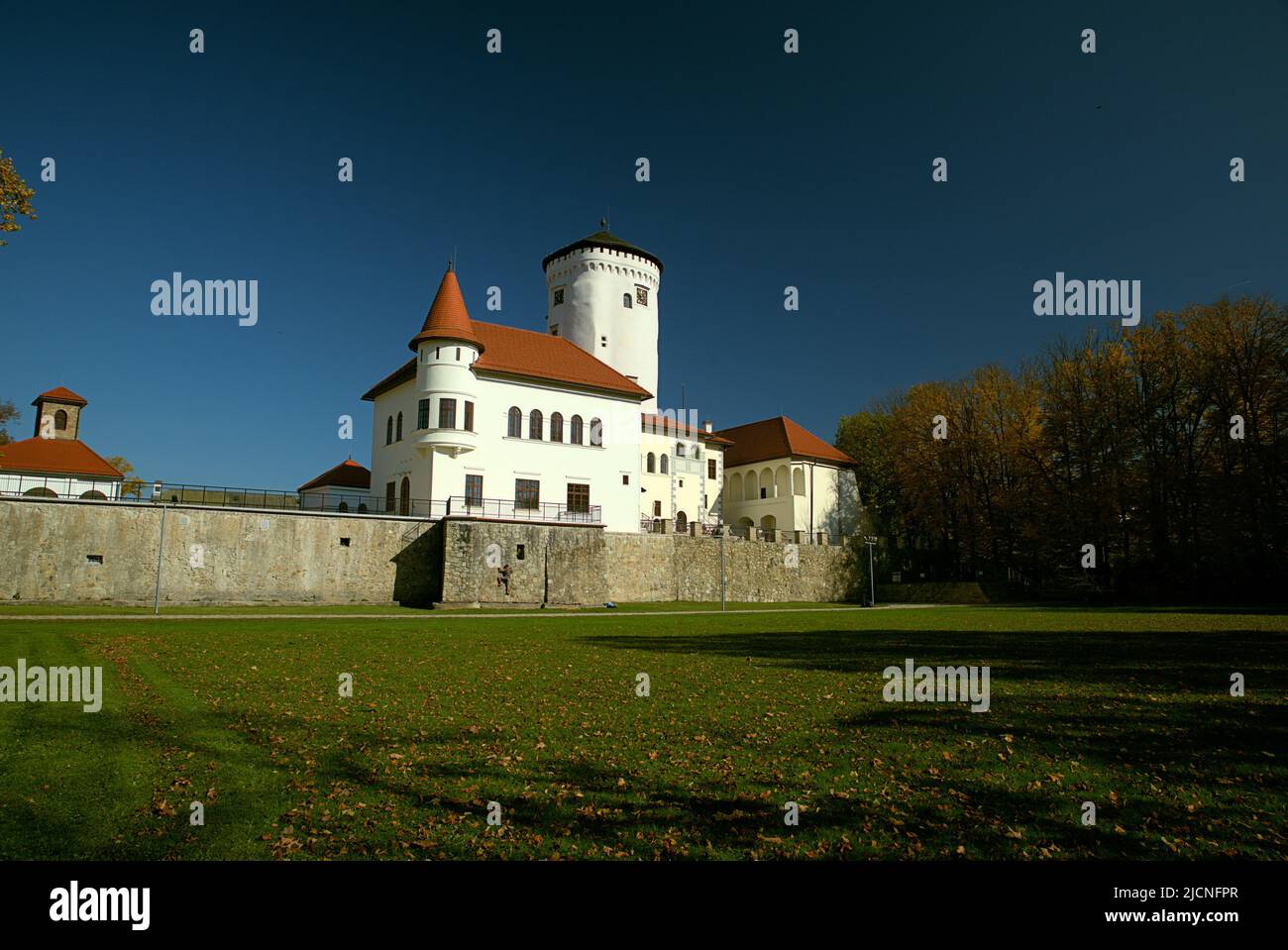 Château de Budatin près de la ville de Zilina en automne, Slovaquie Banque D'Images