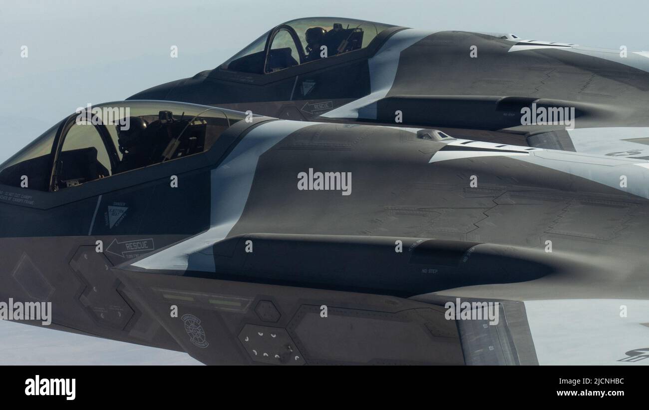 Le commandant de l'escadron des agresseurs 65th, le lieutenant-colonel Brandon Nauta, et le lieutenant-colonel Michael Albrecht, volent dans une formation de deux navires F-35A Lightning II à partir de la base aérienne de Nellis, au Nevada (9 juin 2022). Les F-35As étaient sur le chemin de l'aire de test et d'entraînement du Nevada pour participer à leur première mission d'entraînement contre les F-15E Strike Eagles. Ils seront employés dans les exercices des forces aériennes de combat de grande envergure, les missions de l'École d'armes de la Force aérienne des États-Unis, les exercices conjoints et les épreuves d'essais et d'évaluation opérationnels qui ne sont menées qu'à la base aérienne de Nellis et à l'aire d'essais et d'entraînement du Nevada. (É.-U. Air Banque D'Images