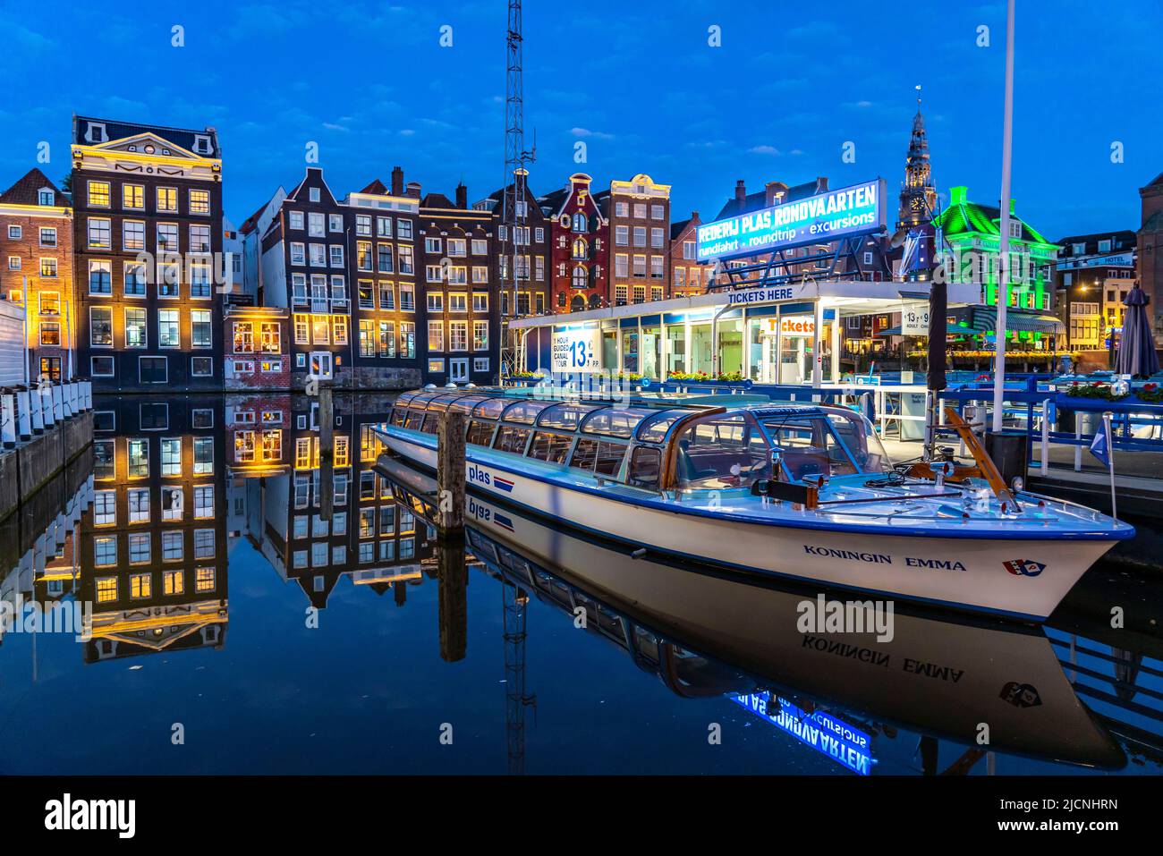 Maisons de canal sur le Damrak, dans le centre de la vieille ville d'Amsterdam, port, point de départ de nombreuses visites de canal, soirée, pays-Bas, Banque D'Images