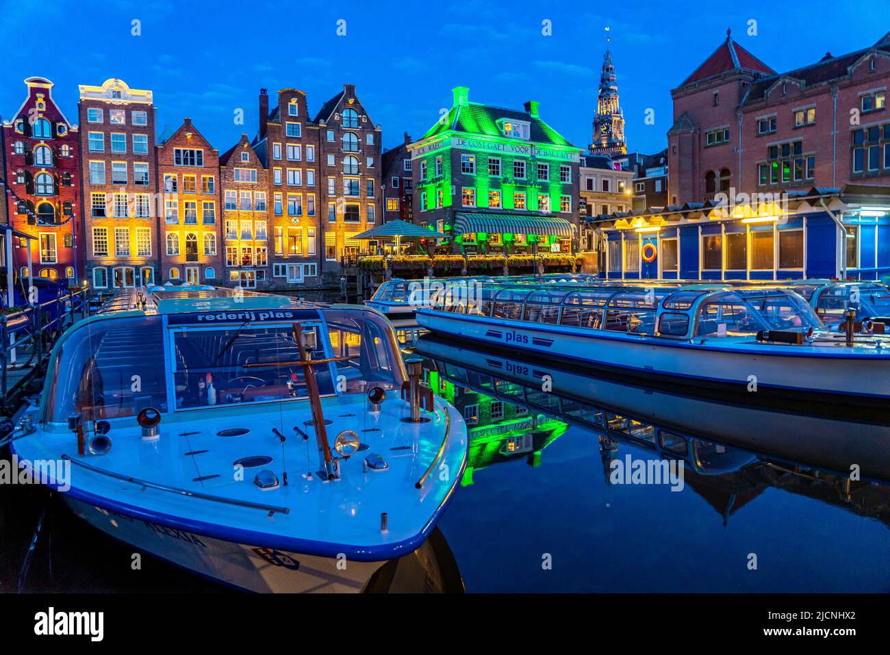 Maisons de canal sur le Damrak, dans le centre de la vieille ville d'Amsterdam, port, point de départ de nombreuses visites de canal, soirée, pays-Bas, Banque D'Images