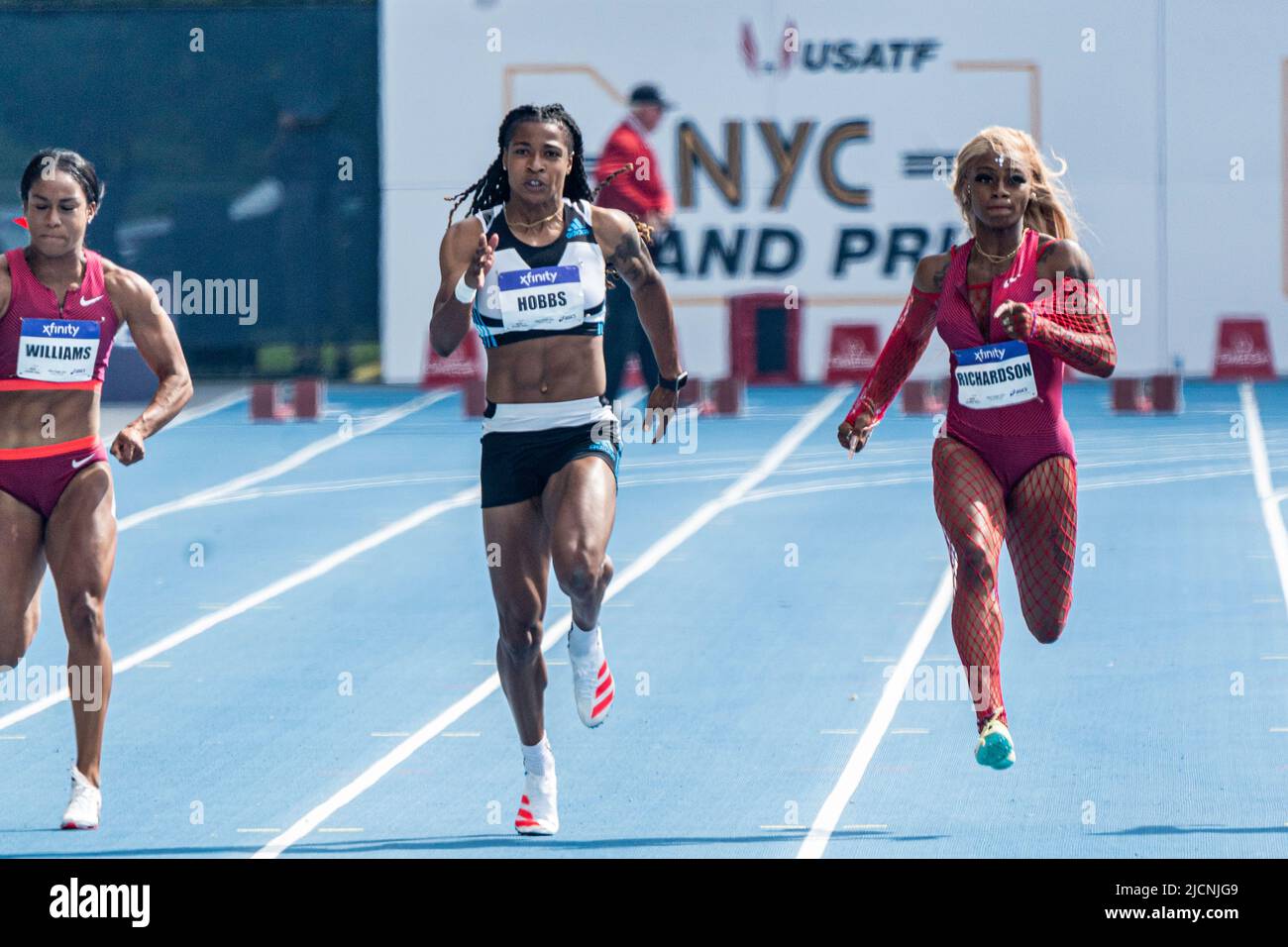 Aleia Hobbs (USA) (C) remporte la deuxième place Sha'Carri Richardson (USA) dans les 100m femmes à la. Grand Prix 2022 de New York. Banque D'Images