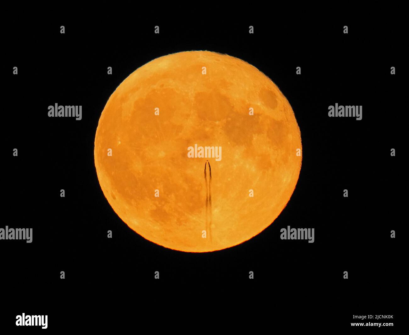 Sheerness, Kent, Royaume-Uni. 14th juin 2022. Météo au Royaume-Uni : un jet de haute altitude est vu pour laisser un sentier de vapeur en passant devant la Super Strawbery Moon au-dessus de Sheerness, Kent ce soir. Crédit : James Bell/Alay Live News Banque D'Images