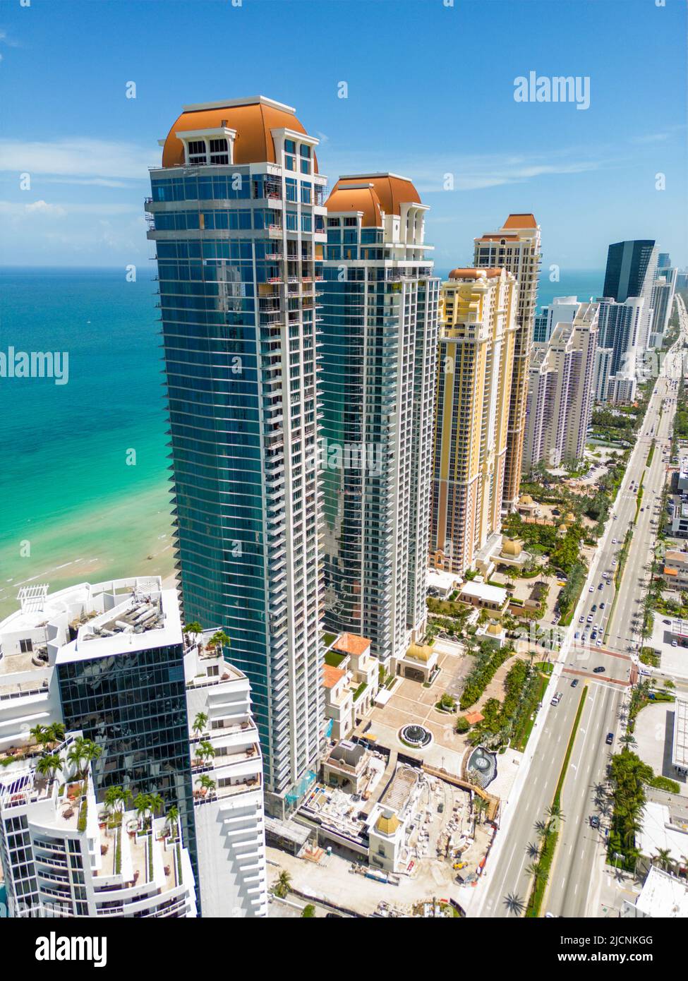 Tours de photos aériennes verticales Acqualina Condominium Residences Sunny Isles Beach Collins Avenue Banque D'Images