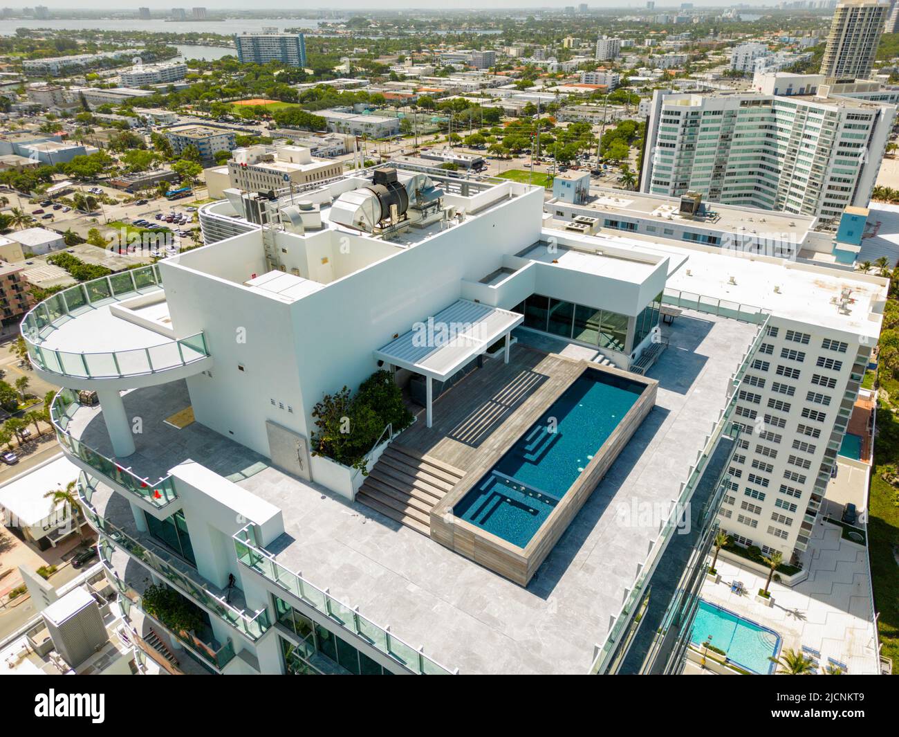 Piscine aérienne sur le toit à l'atelier Condominium Miami Beach Banque D'Images