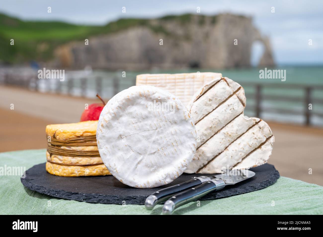 Quatre célèbres fromages de Normandie, carré pont l'eveque, fromage de vache camembert rond, livarot jaune, neufchatel en forme de cœur et vue sur la promenade et a Banque D'Images