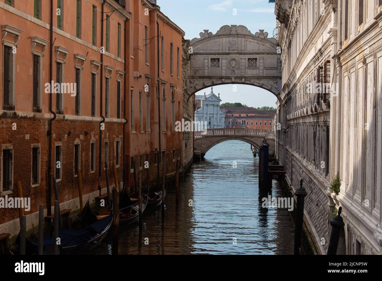 Le Pont des Soupirs au-dessus d'un des canaux tôt le matin, Venise, Italie Banque D'Images