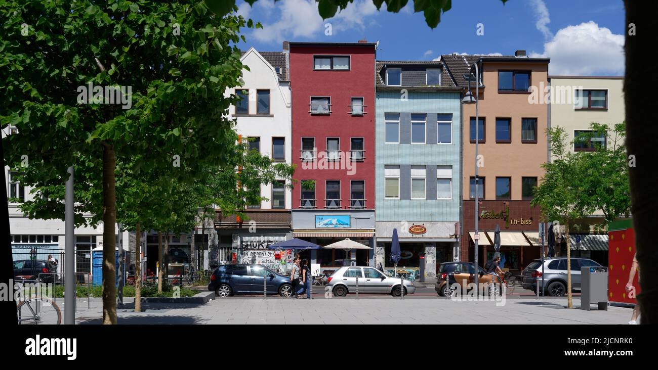 cologne, allemagne 12 juin 2022: Maisons colorées sur la rue principale de cologne ehrenfeld Banque D'Images
