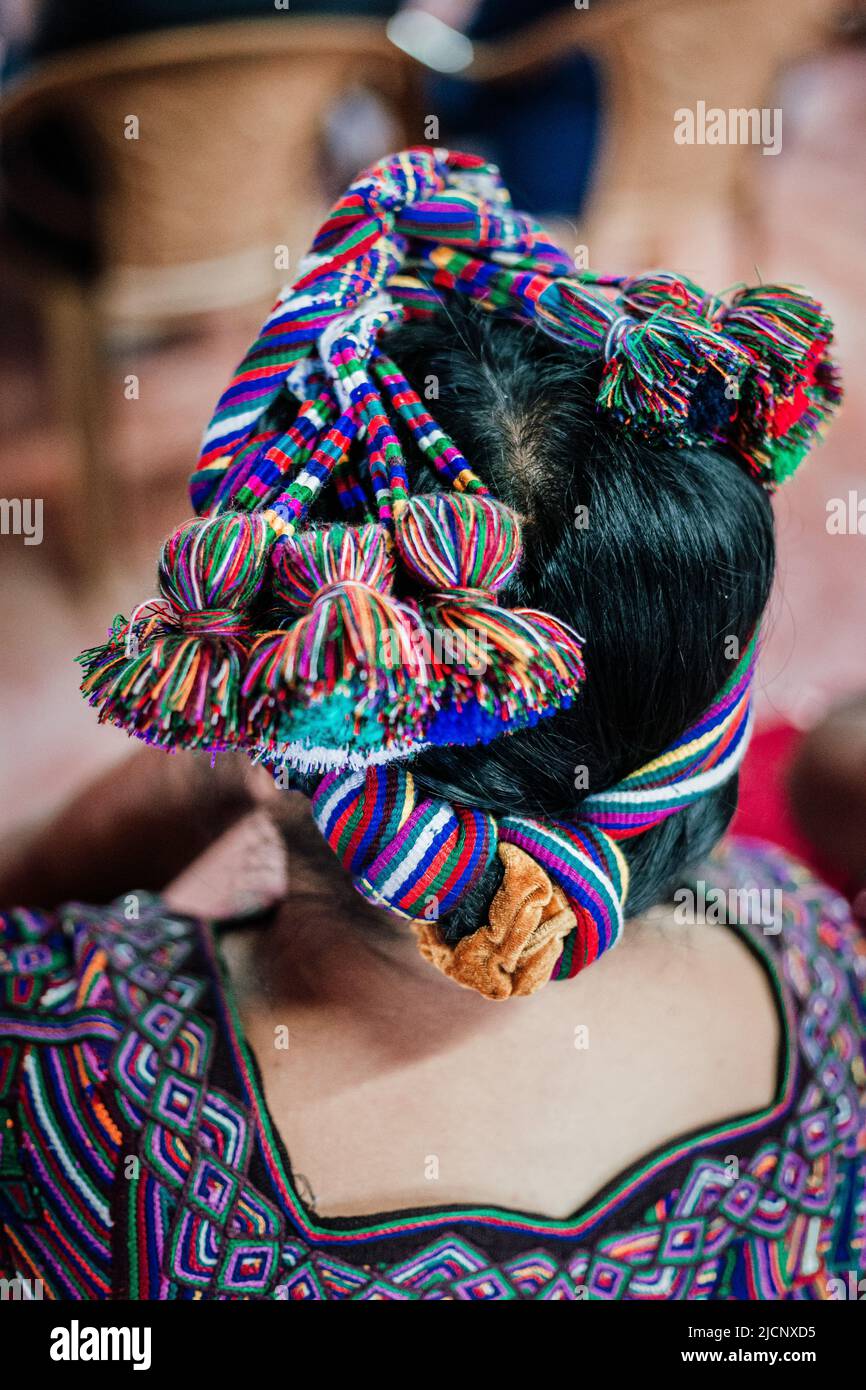 Ixil maya femme vêtue de vêtements traditionnels avec une coiffure décorative à Nebaj, Quiché, Guatemala. Banque D'Images