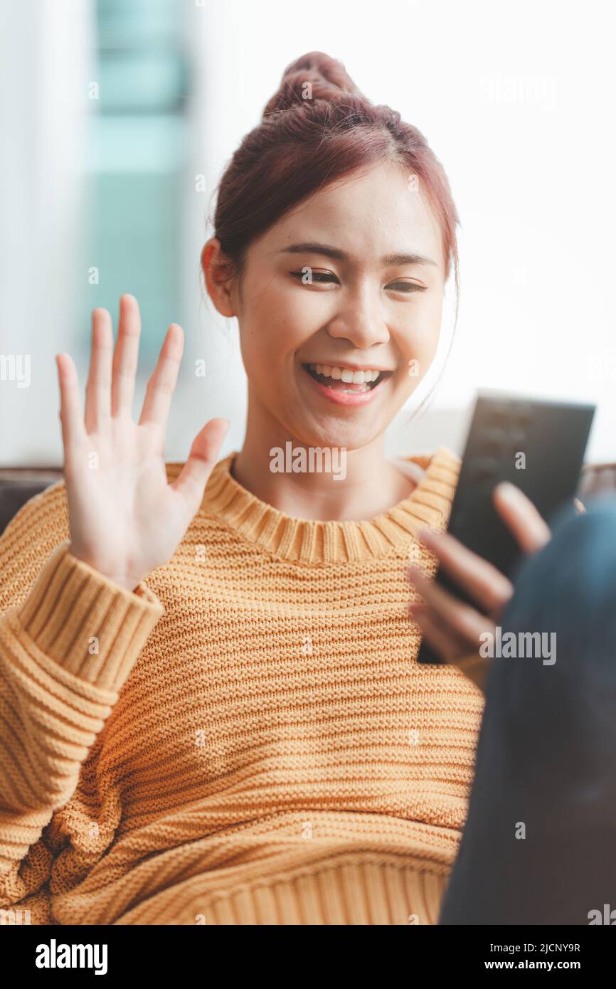 Belle femme asiatique utilisant l'application d'appel vidéo. Blogger, vidéo conférence, concept d'utilisation confortable. Banque D'Images