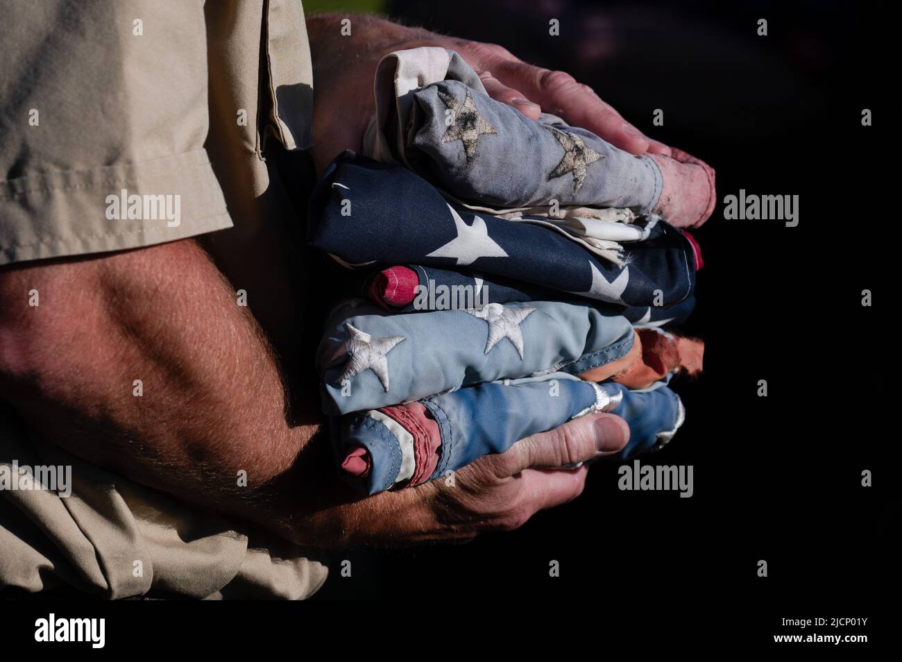 Mt. Top, États-Unis. 14th juin 2022. Un chef scout de garçon détient une pile de drapeaux américains à la retraite. Le jour du drapeau en Amérique est 14 juin et est un jour destiné à honorer le drapeau. Les drapeaux recueillis tout au long de l'année sont retirés en les brûlant dans un feu bien alimenté. Crédit : SOPA Images Limited/Alamy Live News Banque D'Images