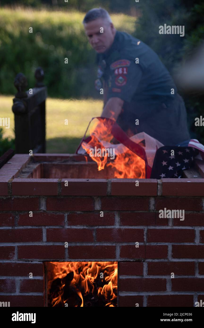 Mt. Top, États-Unis. 14th juin 2022. Un leader scout met un drapeau américain dans un feu lors d'une cérémonie de retraite. Le jour du drapeau en Amérique est 14 juin et est un jour destiné à honorer le drapeau. Les drapeaux recueillis tout au long de l'année sont retirés en les brûlant dans un feu bien alimenté. Crédit : SOPA Images Limited/Alamy Live News Banque D'Images
