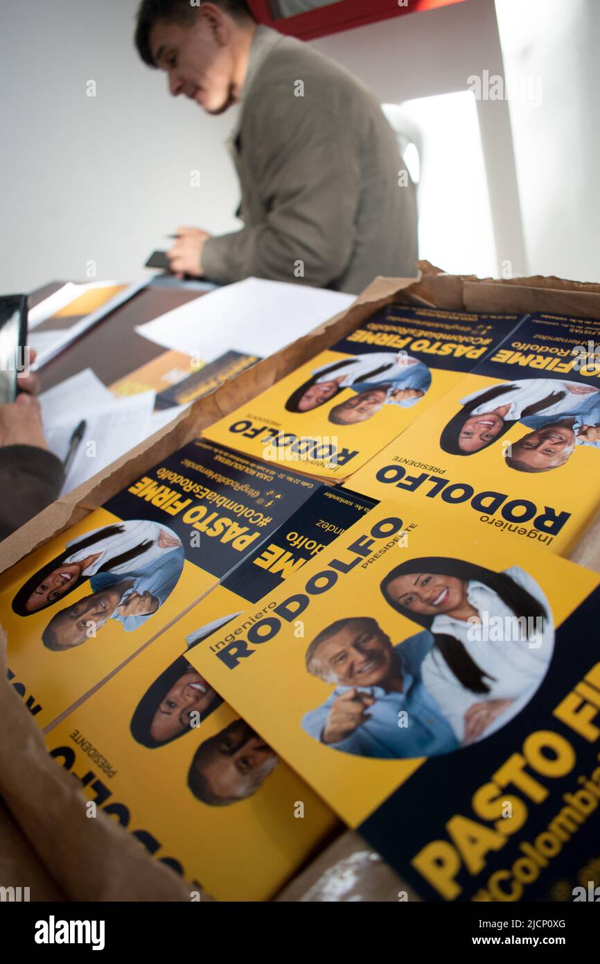 Les partisans du candidat à la présidence Rodolfo Hernandez préparent le deuxième tour des élections présidentielles contre l'aile gauche Gustavo Petro à Pasto, Colombie, 14 juin 2022 Banque D'Images