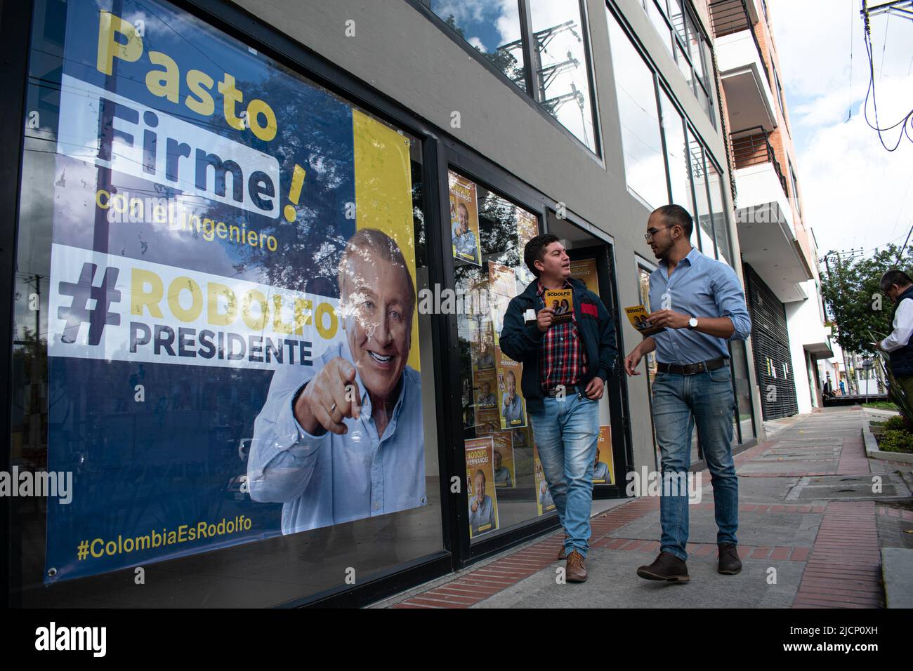 Les partisans du candidat à la présidence Rodolfo Hernandez préparent le deuxième tour des élections présidentielles contre l'aile gauche Gustavo Petro à Pasto, Colombie, 14 juin 2022 Banque D'Images
