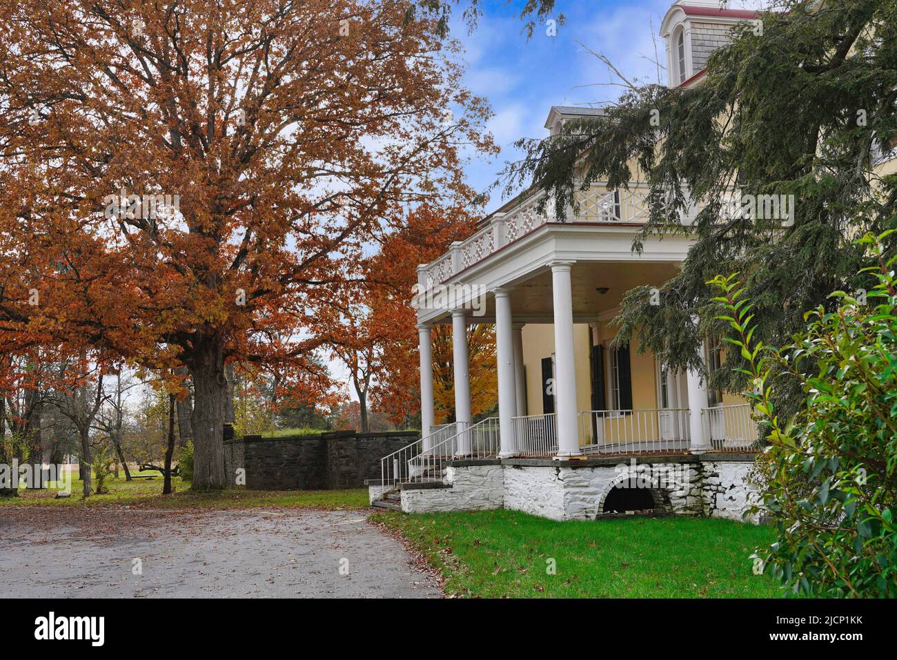 Franklin D. Roosevelt Home, porche avant de la vieille maison, avec chêne dans les couleurs d'automne Banque D'Images