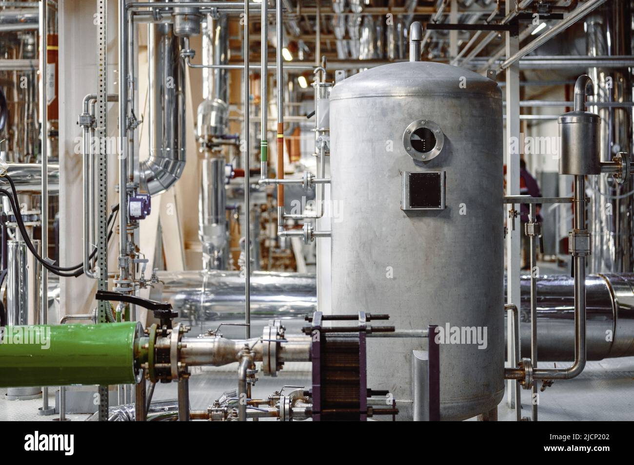 Réservoir en métal avec compteur et écran avec canalisations compliquées Banque D'Images