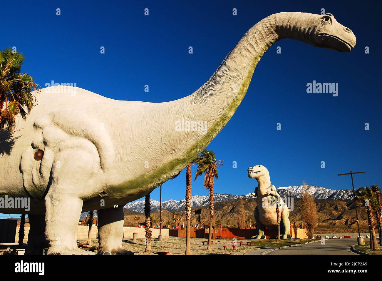 Deux grands dinosaures se trouvent à Cabazon, Californie, et cherchent à attirer les voyageurs et les touristes sur l'autoroute à proximité Banque D'Images