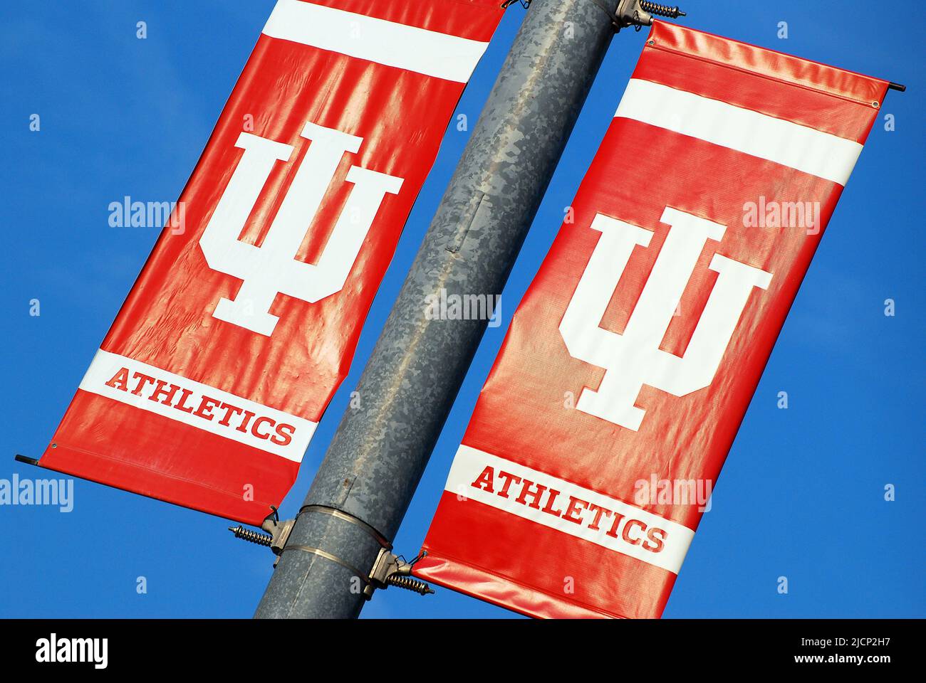 Des banderoles rouges et blanches pour le département d'athlétisme de l'université de l'Indiana sont accrochées aux feux de rue du parking du stade de football de l'école Banque D'Images