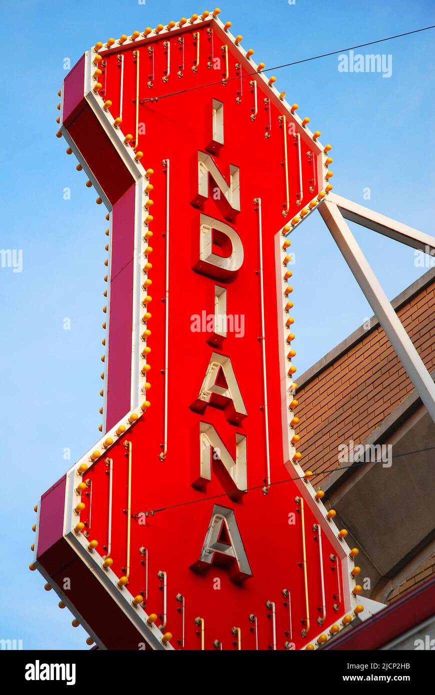 Le chapiteau de l'Indiana Theatre se trouve devant la maison pour les arts de la scène à l'université de l'Indiana à Bloomington Banque D'Images