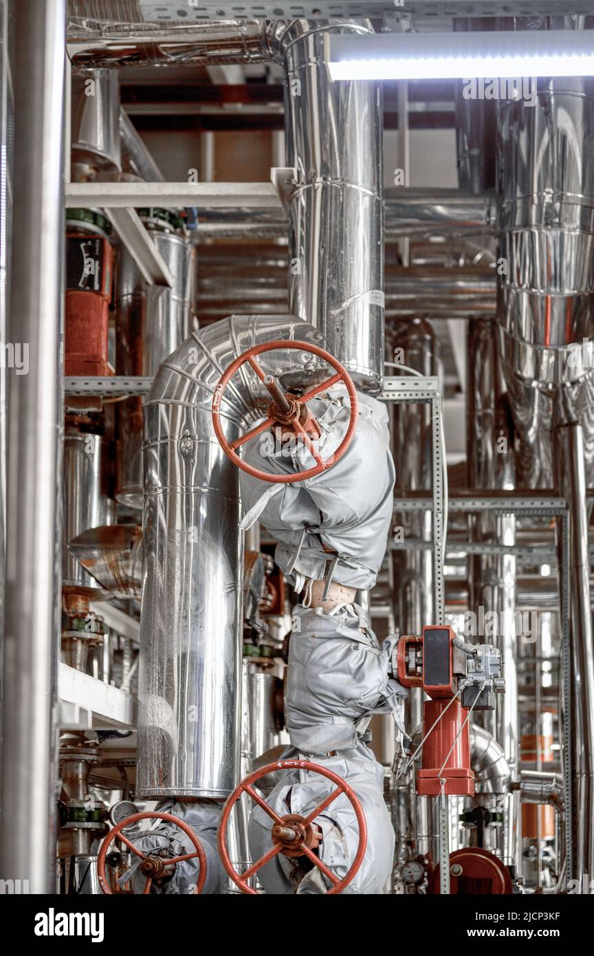 Grand tuyau avec vanne et couvercle pour réactifs et liquides Banque D'Images