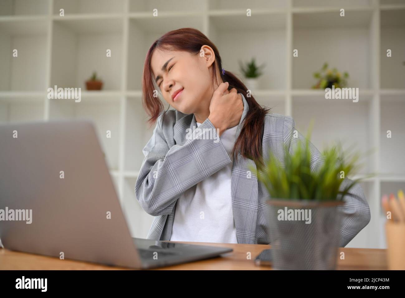 Office syndrome concept, Millenium asiatique femme d'affaires ayant une douleur d'épaules, souffrant du syndrome de bureau. Banque D'Images