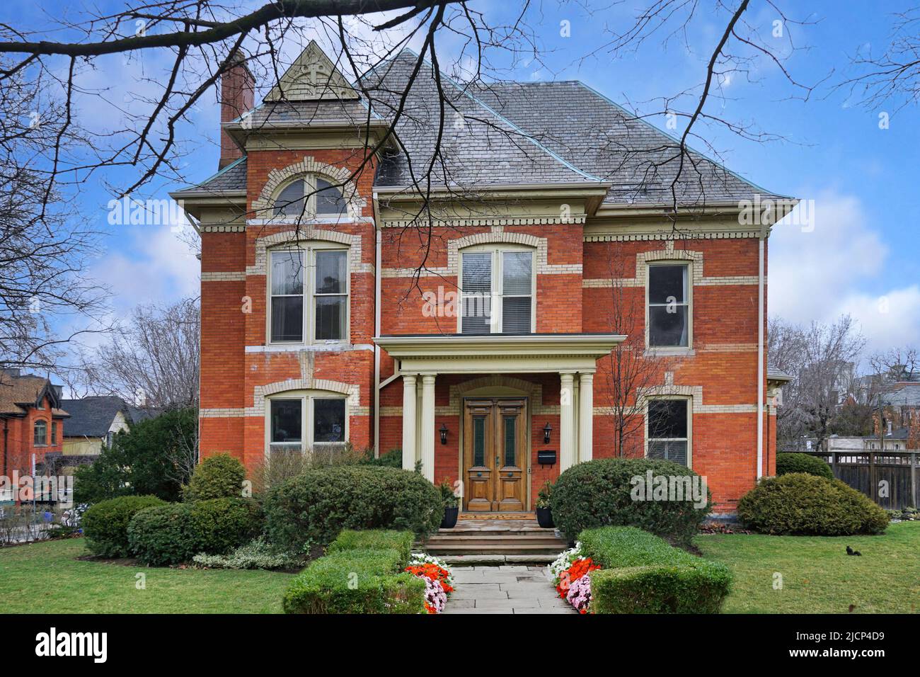 Grande maison de deux étages à l'ancienne avec entrée portique Banque D'Images