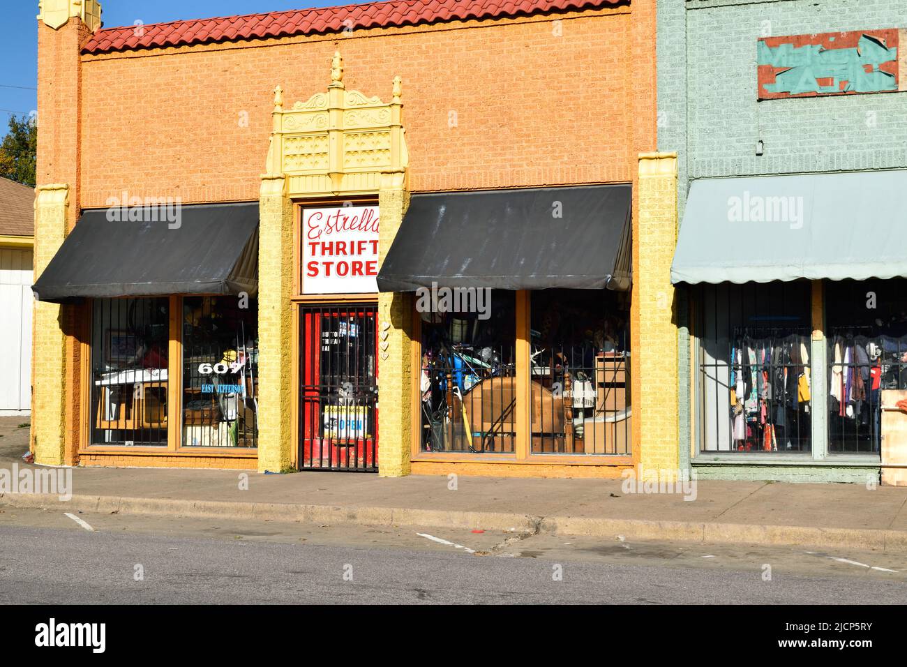 Estrella Thift Store, un magasin coloré sur Jefferson Street dans la région d'Oak Cliff à Dallas, Texas Banque D'Images