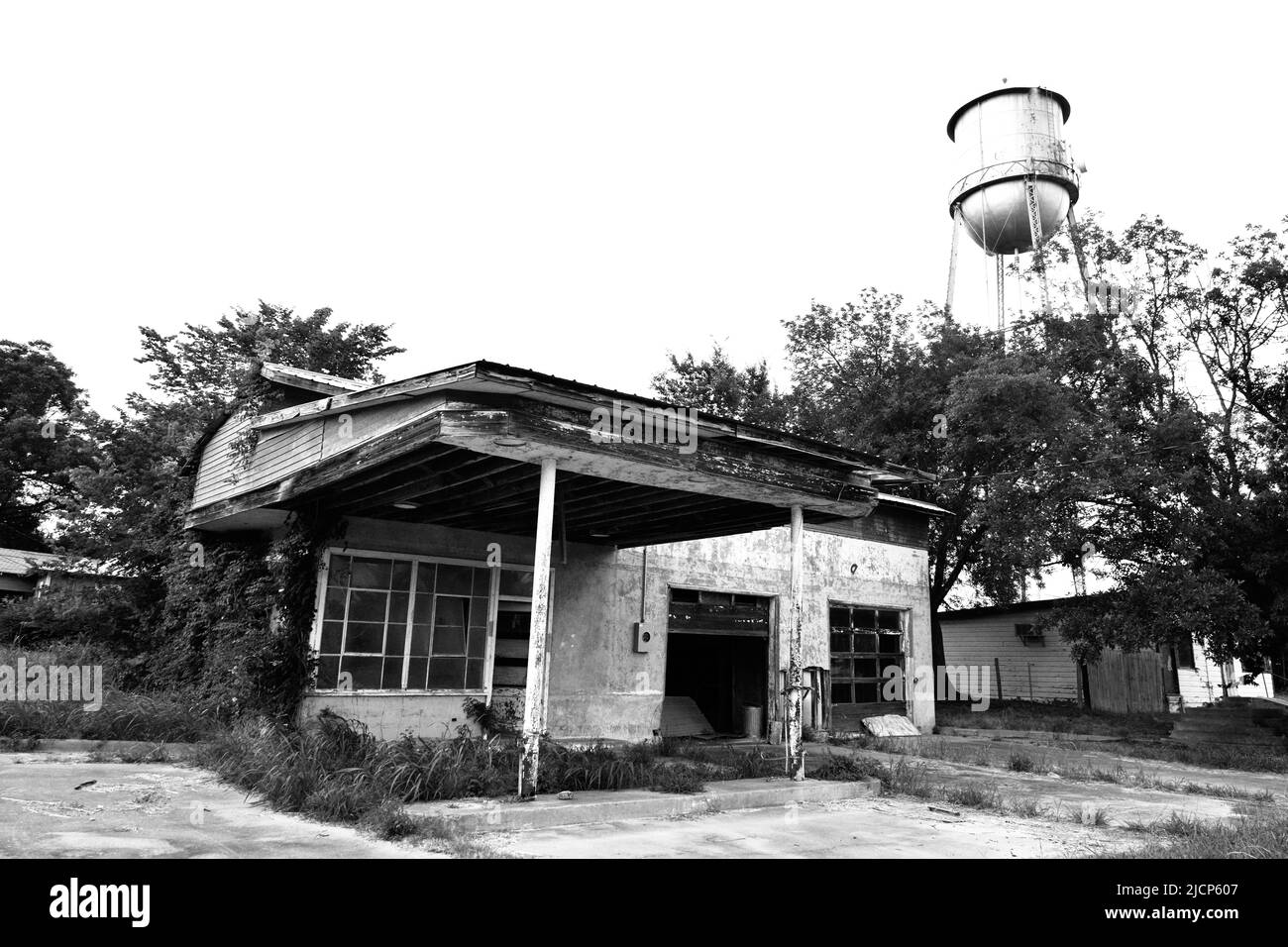 Image en noir et blanc d'une station-service ou d'une station-service abandonnée dans le centre-ville de Ladonia, Texas Banque D'Images