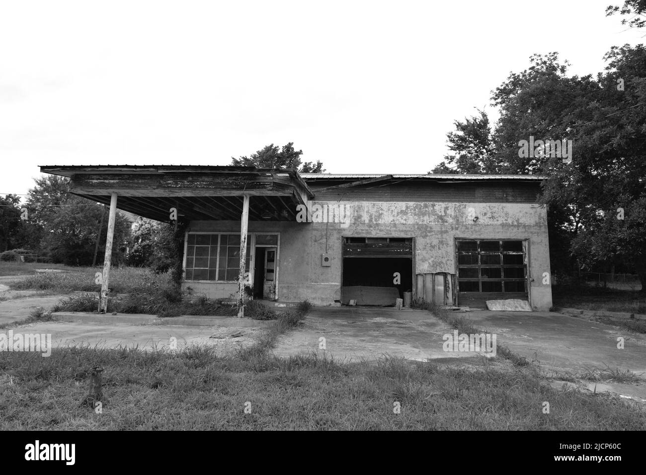 Image en noir et blanc d'une station-service ou d'une station-service abandonnée dans le centre-ville de Ladonia, Texas Banque D'Images