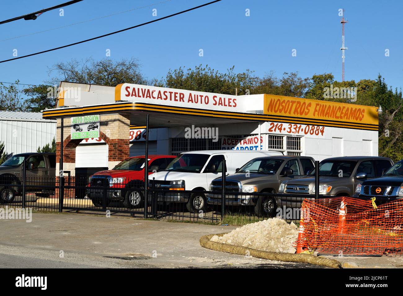 Salvacaster Auto Sales (concessionnaire de voitures d'occasion) dans la section Oak Cliff de Dallas, Texas Banque D'Images