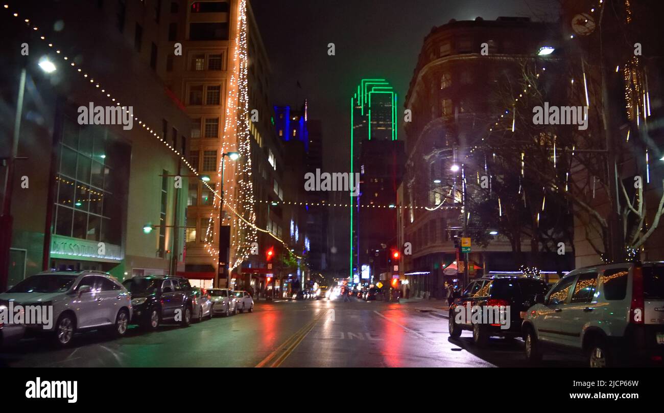Scène de rue et lumières de Noël dans le centre-ville de Dallas, Texas Banque D'Images