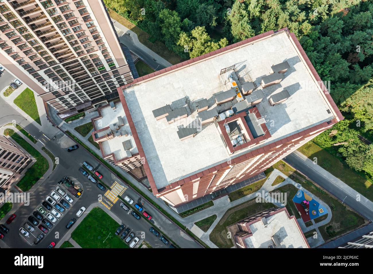 systèmes de ventilation sur le toit d'une tour résidentielle dans le quartier de la ville. vue aérienne sur le dessus. Banque D'Images