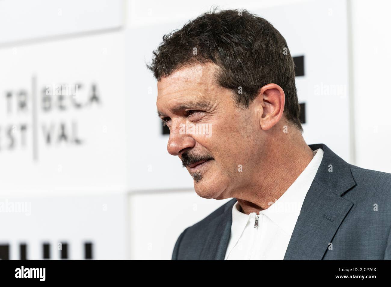 New York, NY - 14 juin 2022: Antonio Banderas assiste à la première du 'Concours officiel' pendant le Festival du film de Tribeca au CCMB Banque D'Images